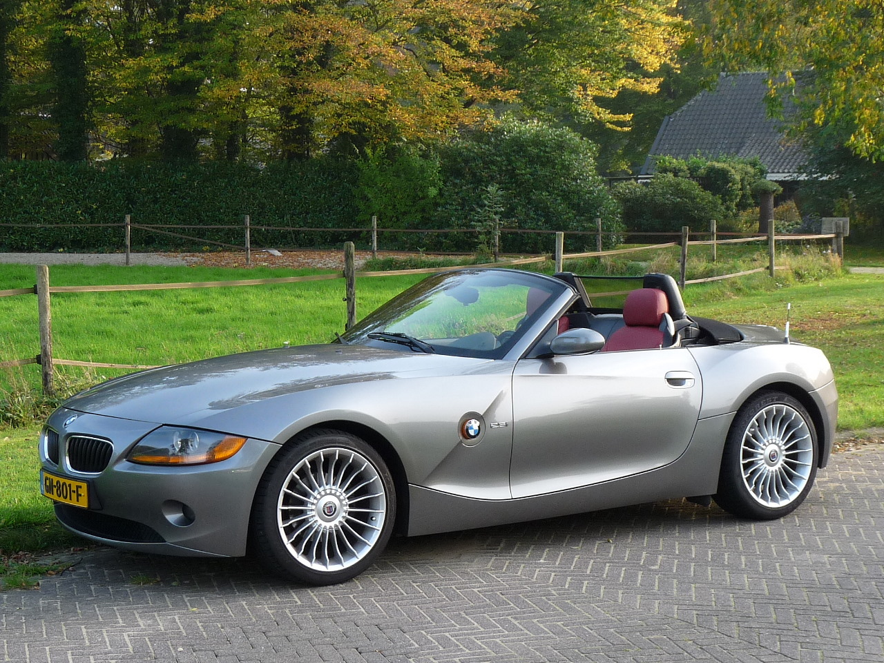 BMW Z4 Sterlinggrau met rood leder, te koop bij BRMS te Gorssel