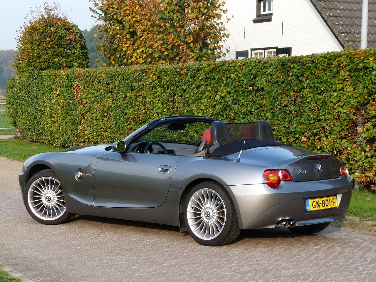 BMW Z4 Sterlinggrau met rood leder, te koop bij BRMS te Gorssel