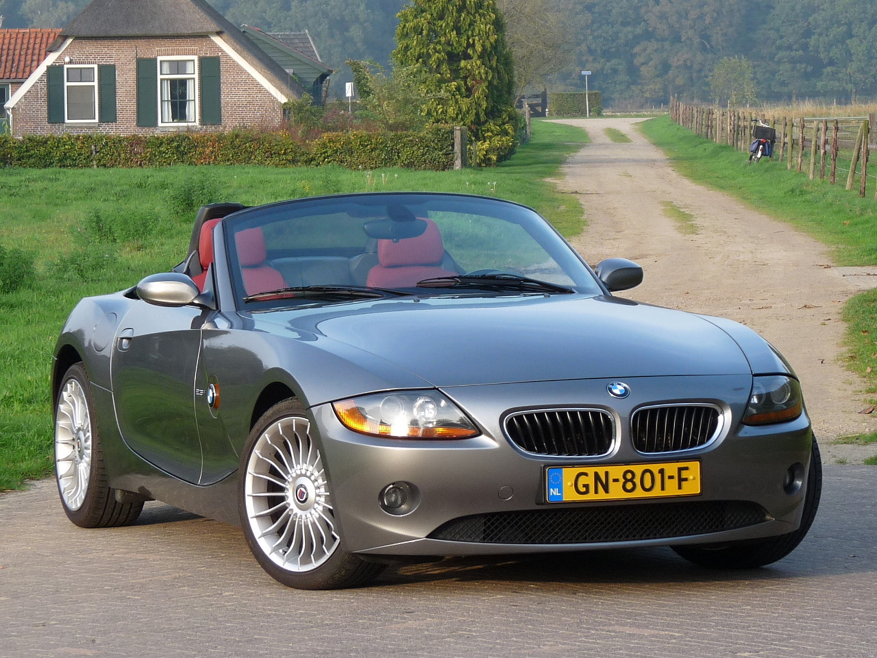 BMW Z4 Sterlinggrau met rood leder, te koop bij BRMS te Gorssel