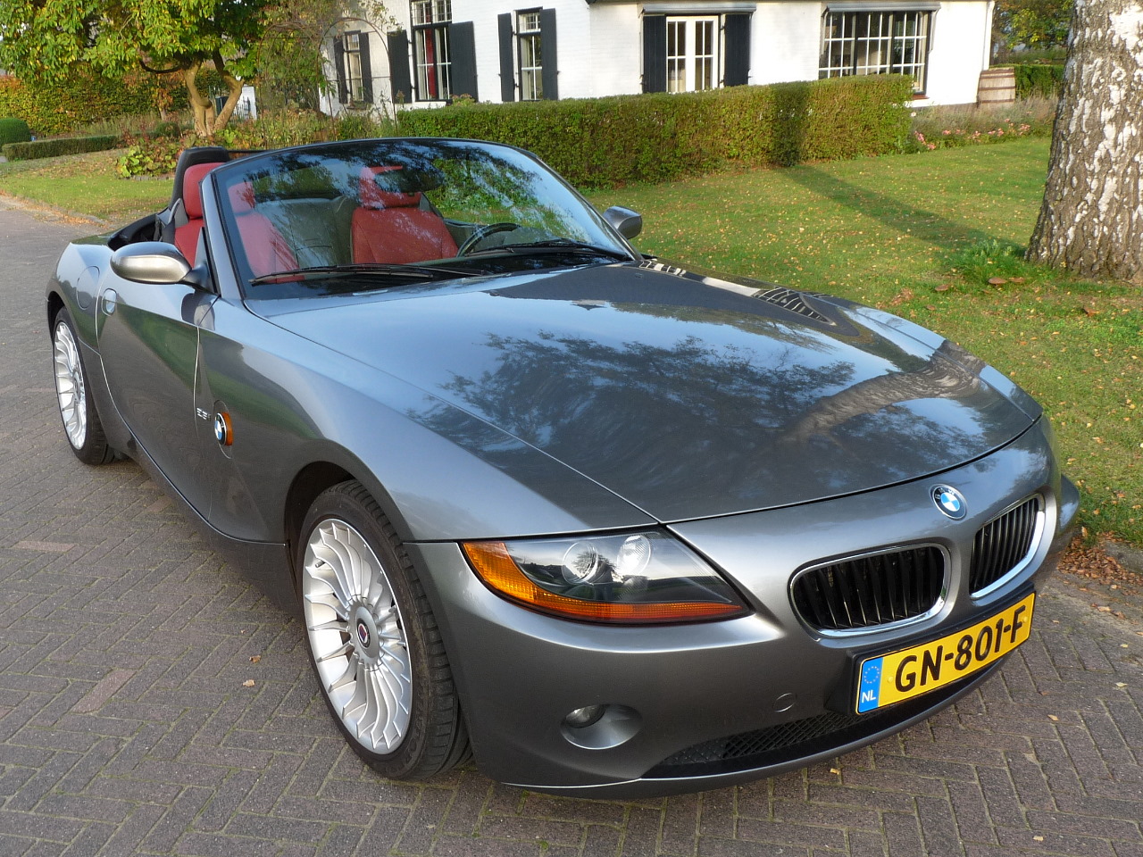 BMW Z4 Sterlinggrau met rood leder, te koop bij BRMS te Gorssel