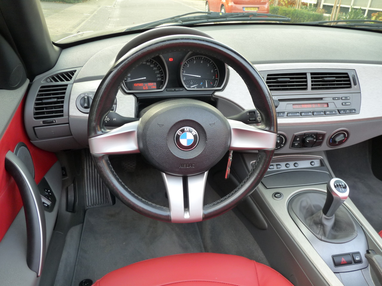 BMW Z4 Sterlinggrau met rood leder, te koop bij BRMS te Gorssel