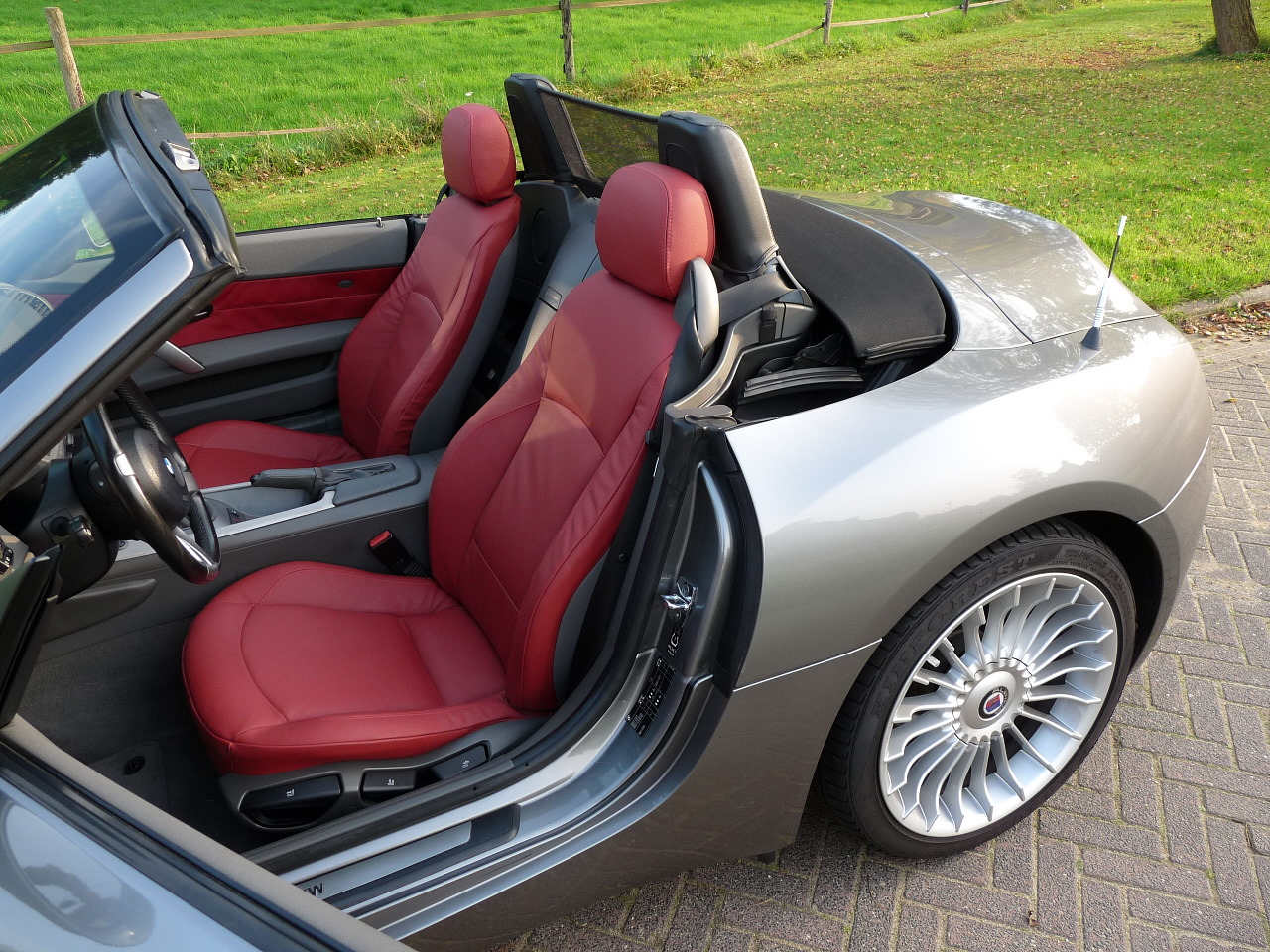 BMW Z4 Sterlinggrau met rood leder, te koop bij BRMS te Gorssel